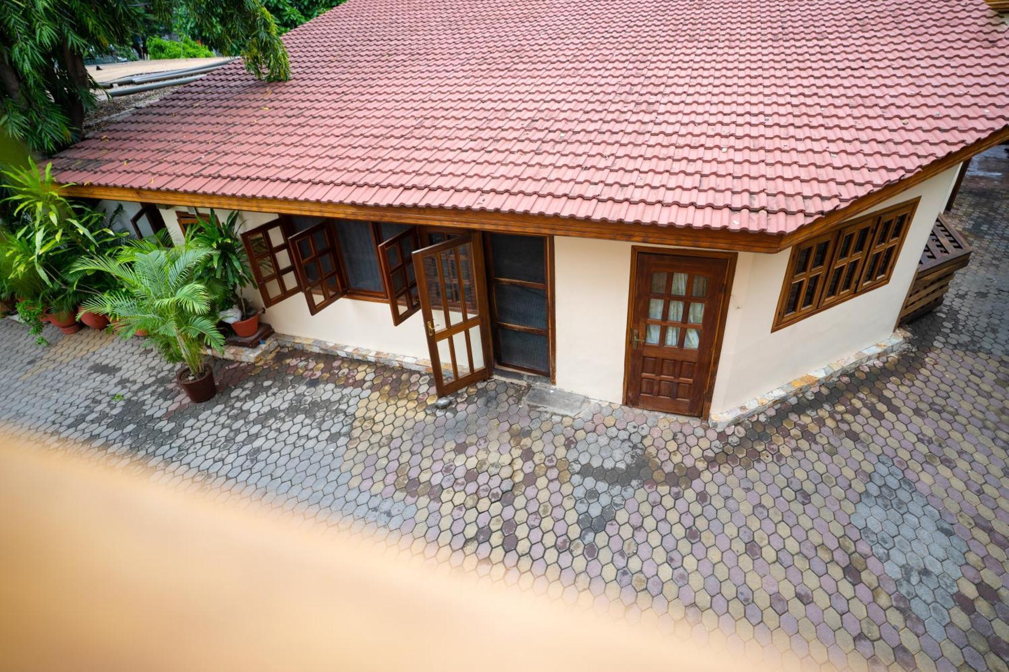 Esther'S Hotel Accra Luaran gambar
